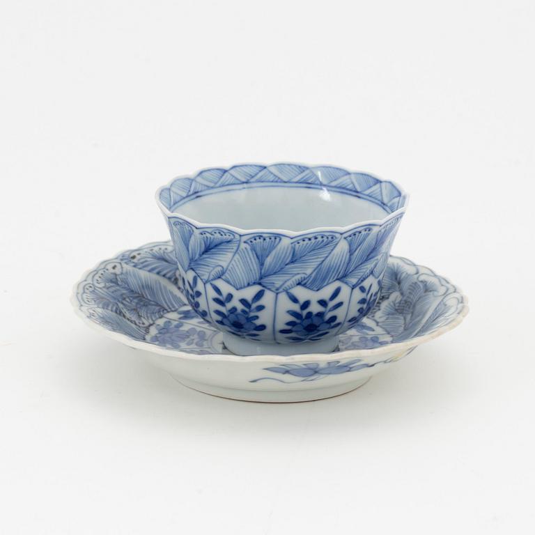 A group of seven Chinese blue and white cups with saucers, Qing dynasty, Kangxi (1622-1722).