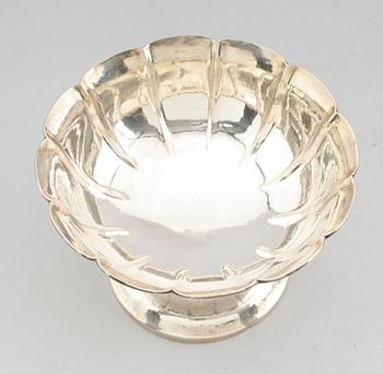 SKÅL PÅ FOT, silver, Stockholm 1918. Vikt ca 312 gram.