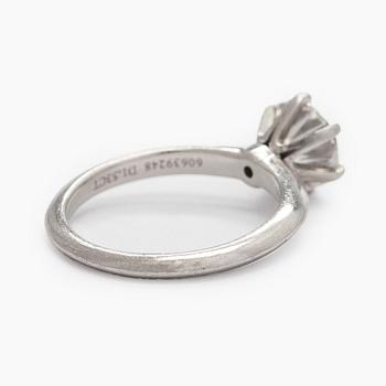 Tiffany & Co, a platinum ring with a brilliant-cut diamond 1.53 ct. With certificate.