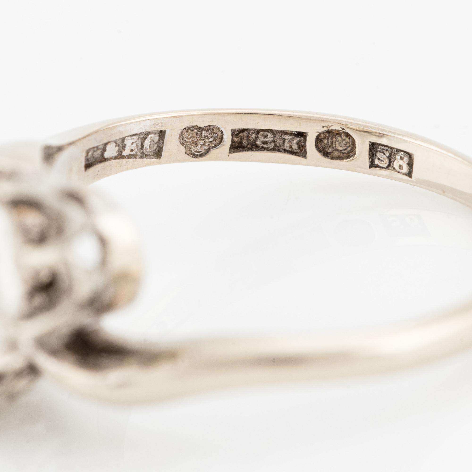Ring, tvillingring, 18K vitguld med två gammalslipade diamanter.