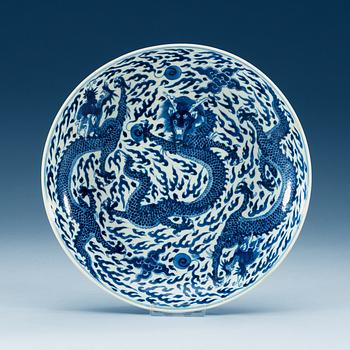 1810. FAT, porslin. Qing dynastin, 1700-tal, med Kangxi sex karaktärers märke.