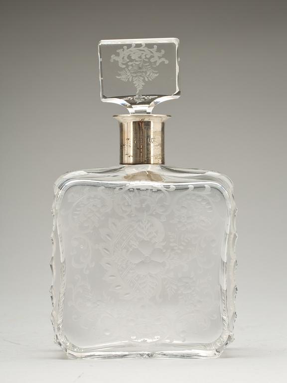 KARAFFER, ett par. Slipat glas med silvermontering. 1900-talets mitt.
