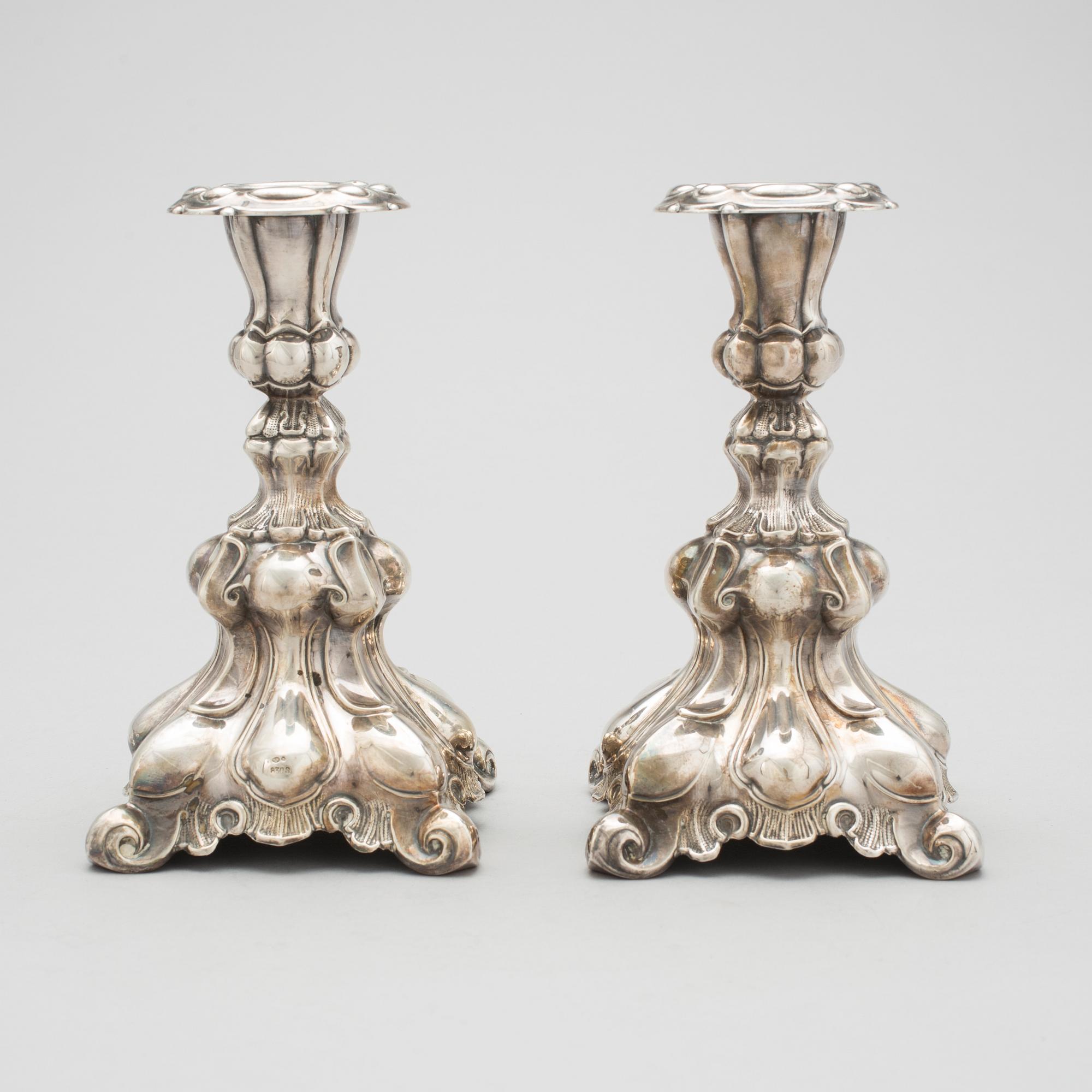 LJUSSTAKAR, ett par, silver, barockstil, med svenska importstämplar, 1900-tal.