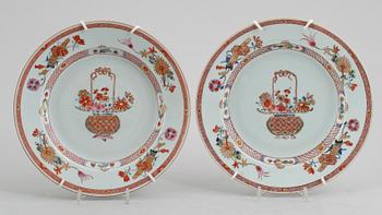 TALLRIKAR, 1 par, porslin, Kina, Qianlong 1736-1795.
