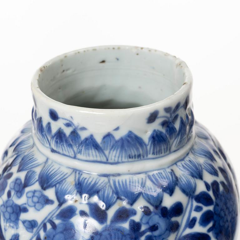 Two Chinese blue and white porcelain urns, Qing dynasty, Kangxi (1662-1722).