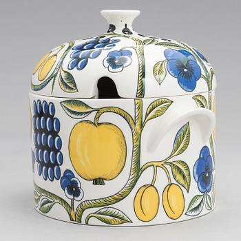 BIRGER KAIPIAINEN, A lidded tureen and a serving dish of the 'Paratiisi' series for Arabia, Finland.