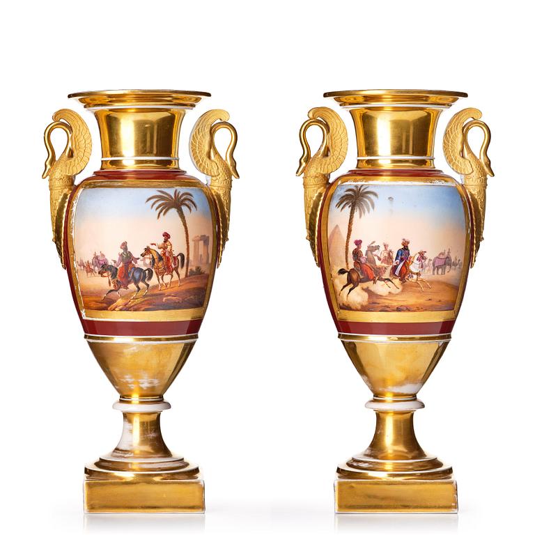 Prakturnor, ett par, porslin. Empire, 1800-talets första hälft.