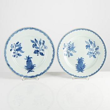 Seven export porcelain "Pineapple" plates, China, Qinalong (1736-96).