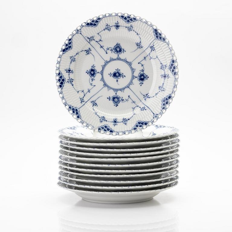 Royal Copenhagen, mattallrikar, 12 st, porslin, "Musselmalet helblond", Danmark.
