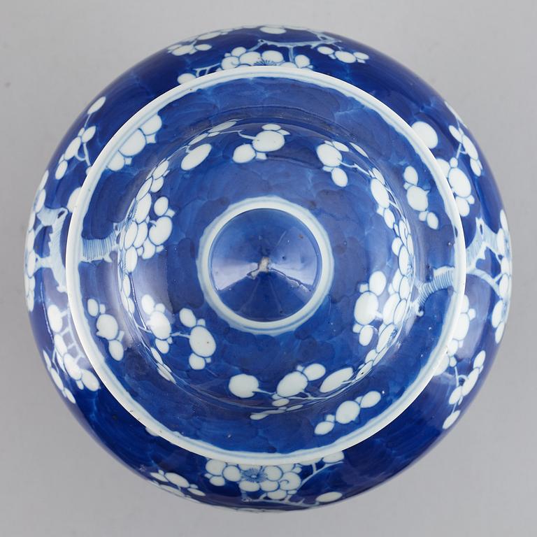 A blue and white jar cover, Qing dynasty, first half of 20th Century.