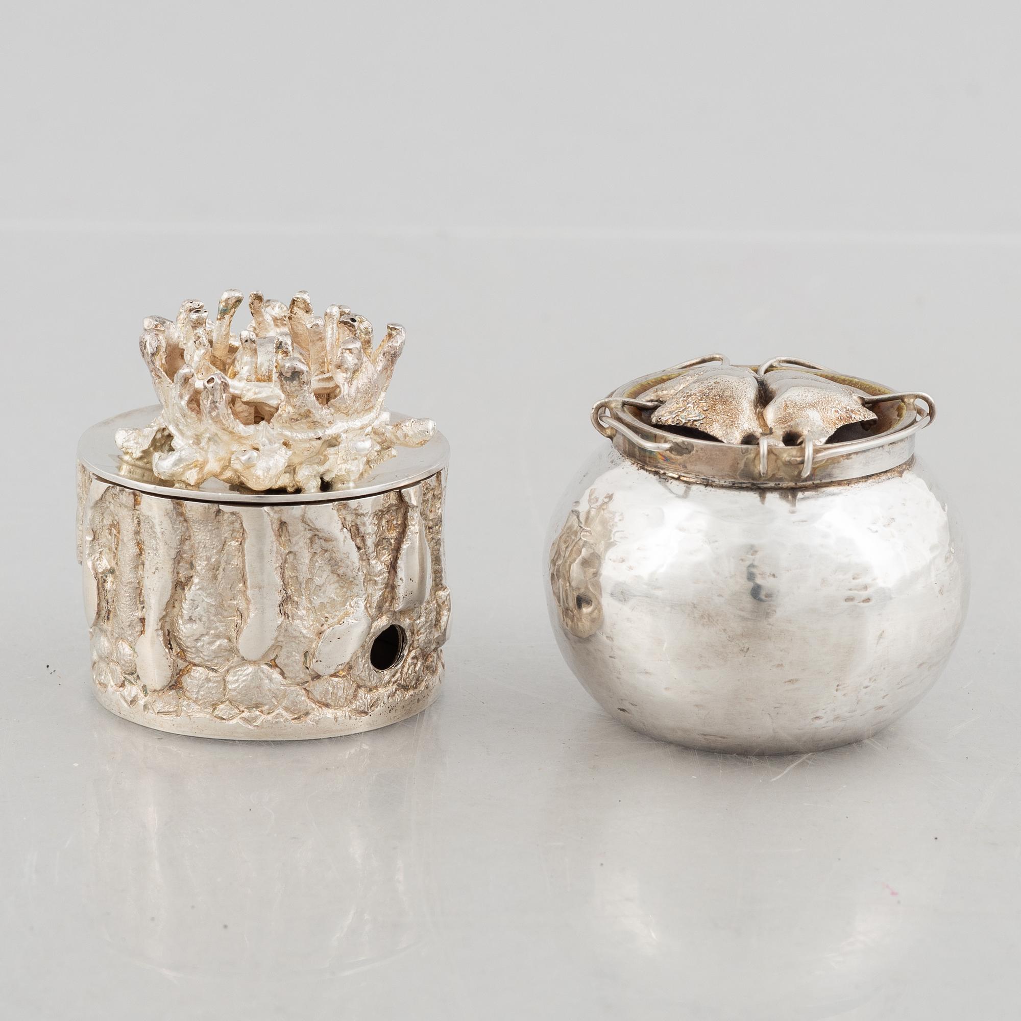 Two small sterling silver boxes with lid, marks of Lars Arby, Gothenburg 1970 and 1980.