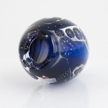 Edvin Öhrström, an ariel vase, 'Flickan och duvan', Orrefors 1988.