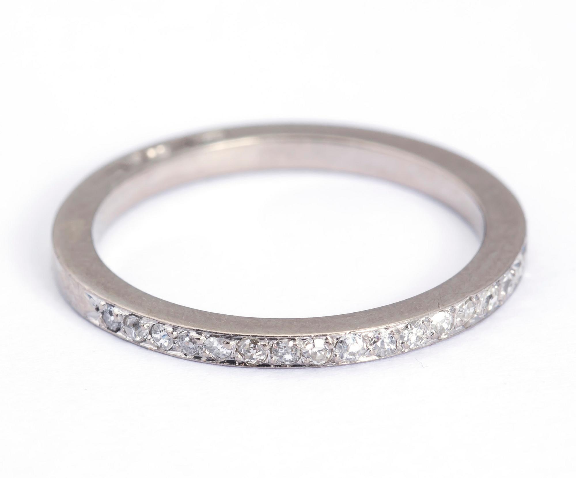 RING, 18 k vitguld med 16 gammalslipade diamanter ca 0,16 ct. Strömdahl Hugo, Stockholm, 1954. Vikt ca 3 g.