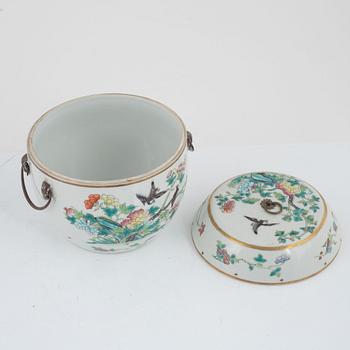 A Kanton teapot and a lidded porcelain bowl, China, Qing dynasty, 19th century.