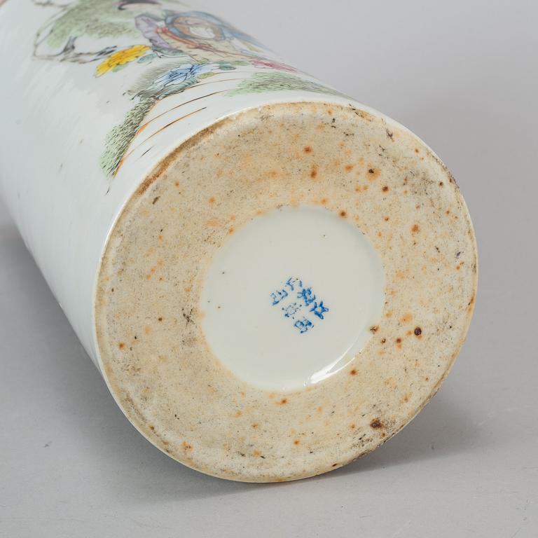 A Chinese famille rose hat stand, first half of the 20th century.