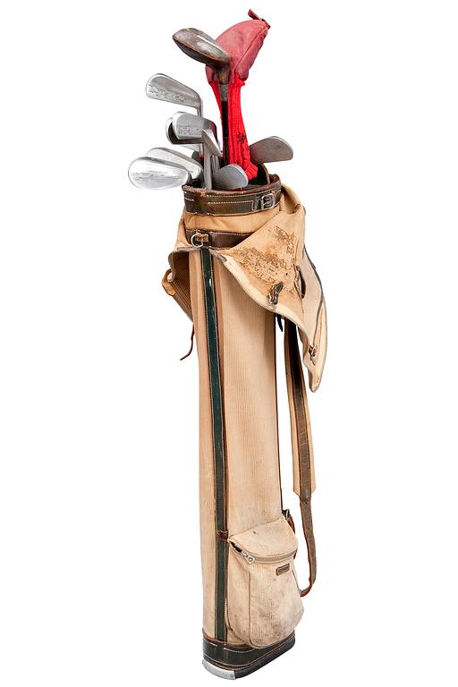 GOLFBAG AND CLUBS.