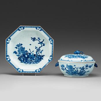 353. A blue and white tureen with cover and stand, Qing dynasty, Qianlong (1736-95).