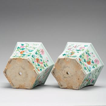 A pair of famille rose flower pots, Qing dynasty, 19th Century.