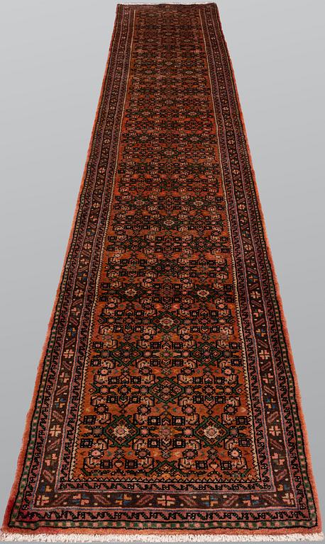 A Hosseinabad runner, approx. 397 x 84 cm.