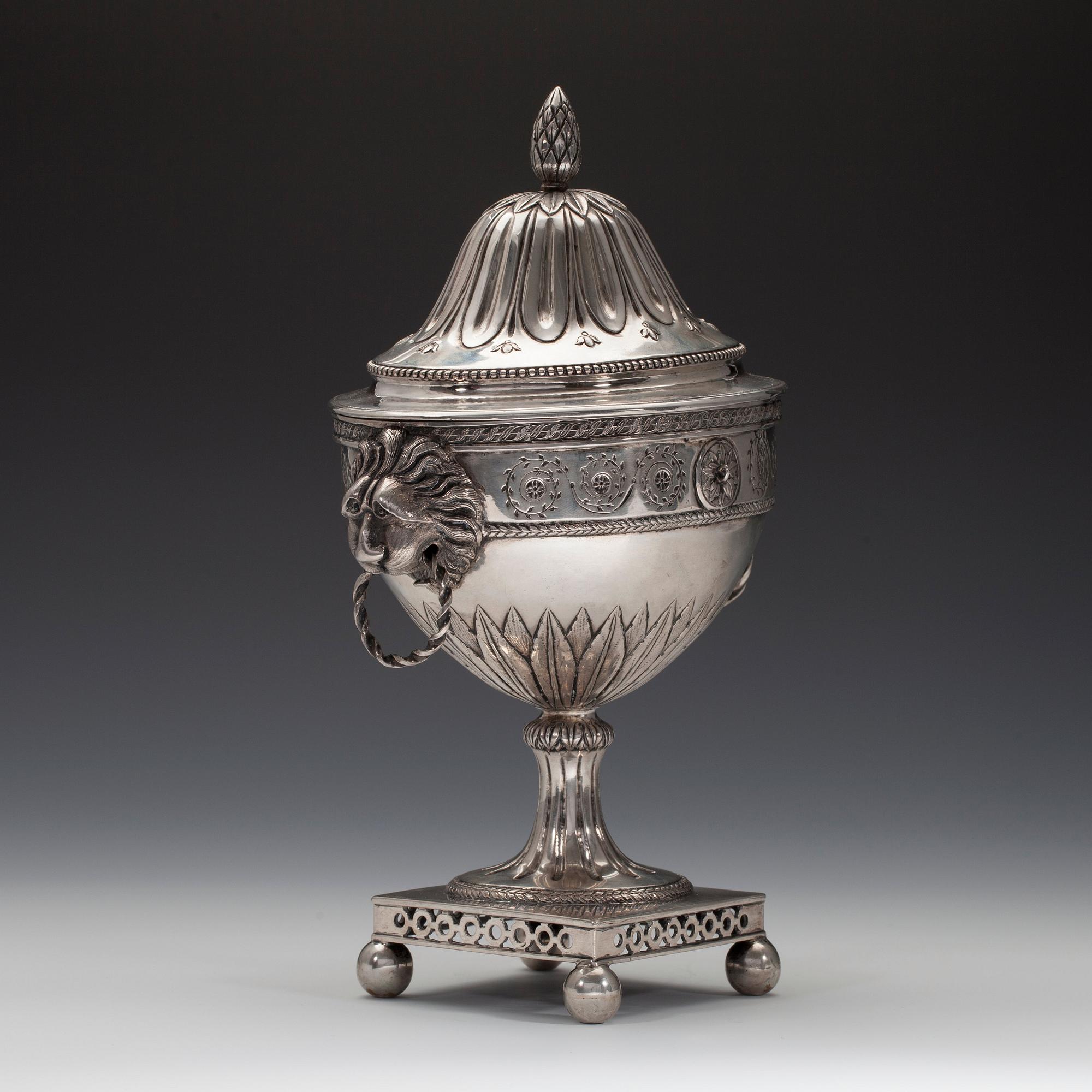 SOKERIKKO, hopeaa Stralsund 1700 l. loppu. Leimattu GJD. Korkeus 26,5 cm. Paino 833 g.