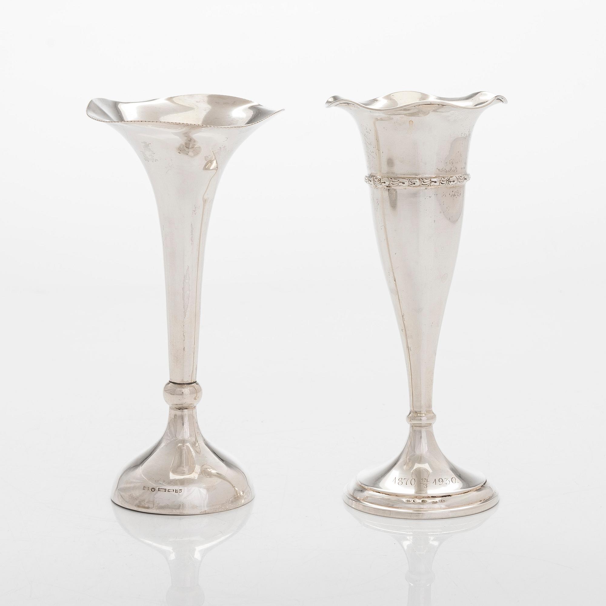 A set of two vases, a dish and a salt cellar with spoon, silver, Hämeenlinna and Helsinki 1929-52.