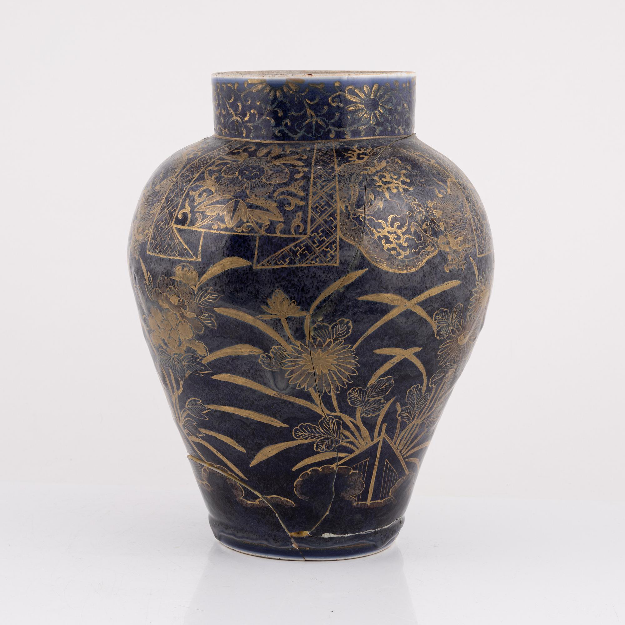 A lidded porcelain urn, genroku, Japan, 18th century.