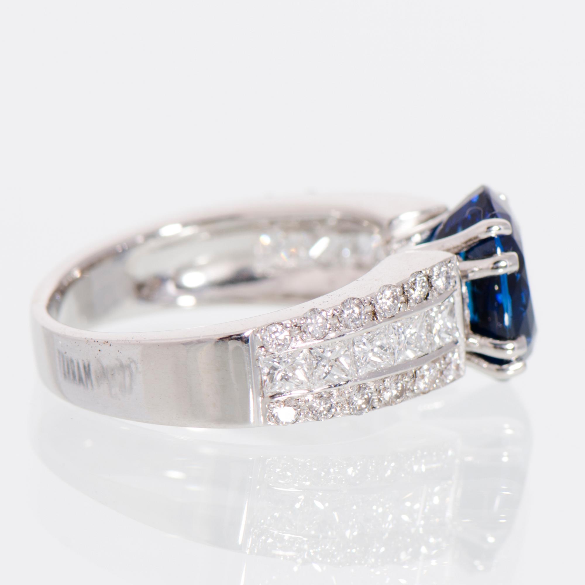 A RING, facetted sapphire, princess- and brilliant cut diamonds, 18K white gold.