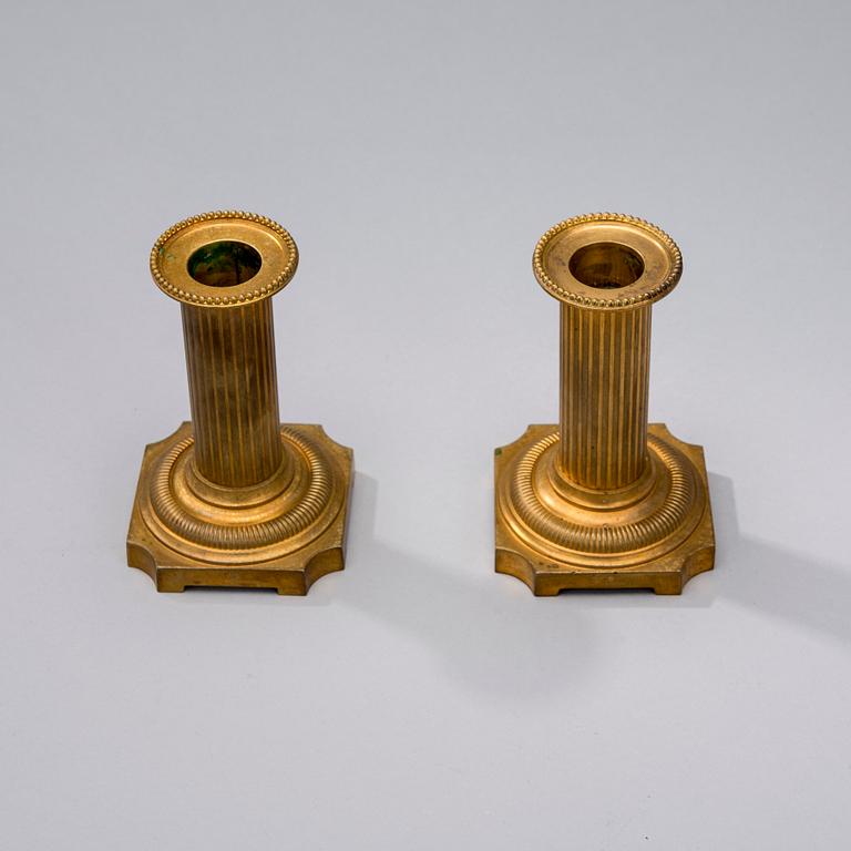LJUSSTAKAR, ett par, förgylld mässing, Frankrike 1900-talets början.