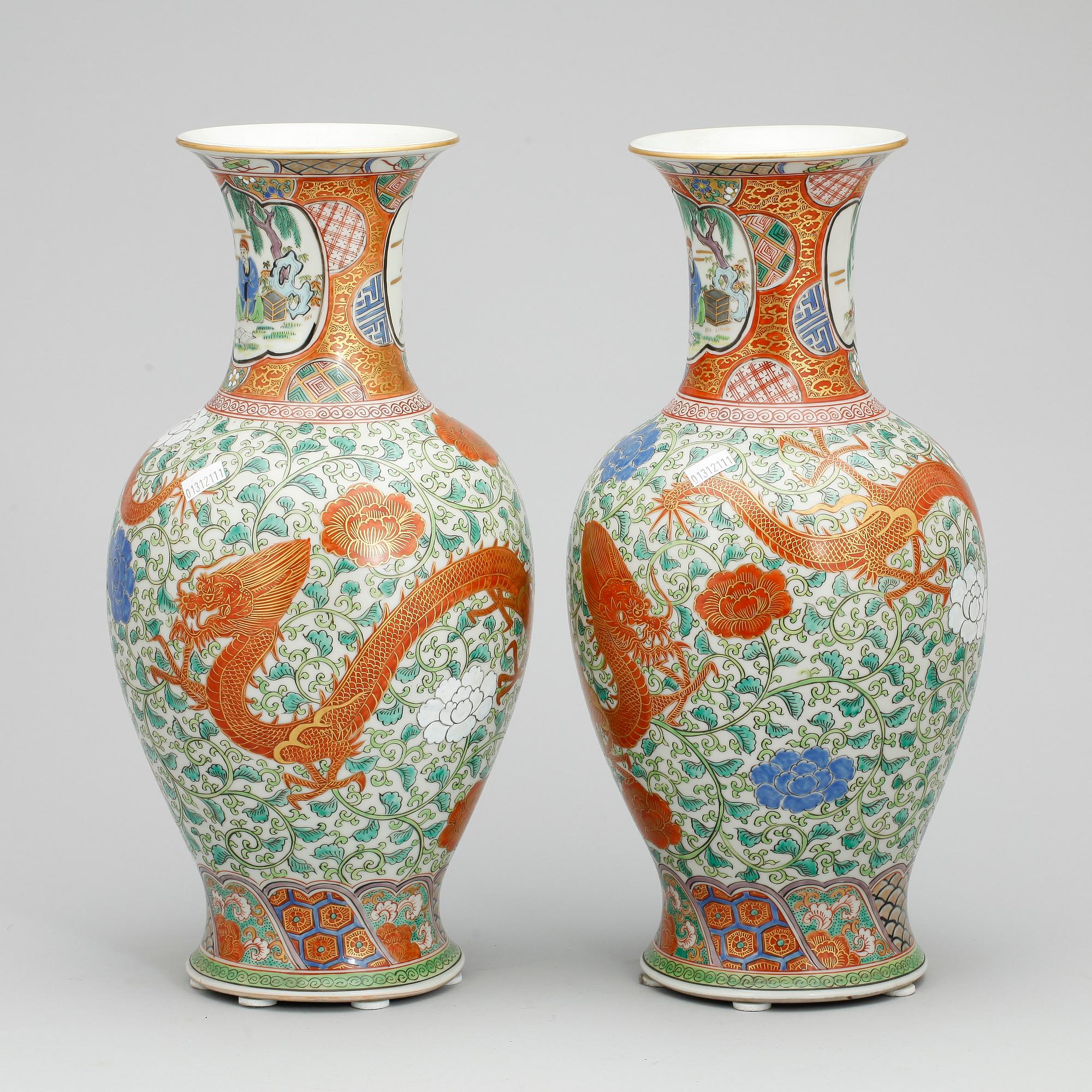 VASER, ett par, porslin, Japan, 1900-tal.