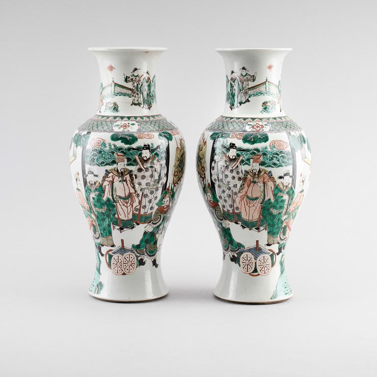 A pair of famille verte vases, late Qing dynsty (1662-1912).