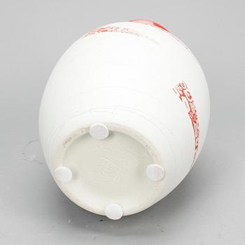 VASER, 2 st. Porslin, Kina, modern tillverkning.