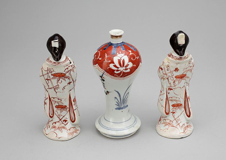 FIGURINER, 2 st, samt VAS, porslin, bl a imari, Japan trol. 1800-tal.