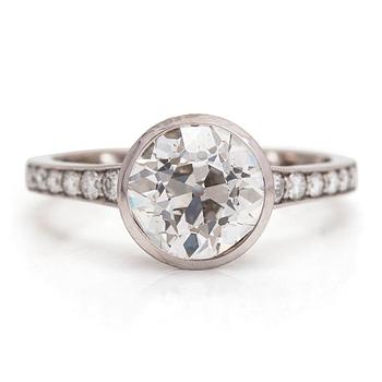 An 18K white gold ring, with an old cushion-cut diamond approximately 2.96 ct and brilliant-cut diamonds.