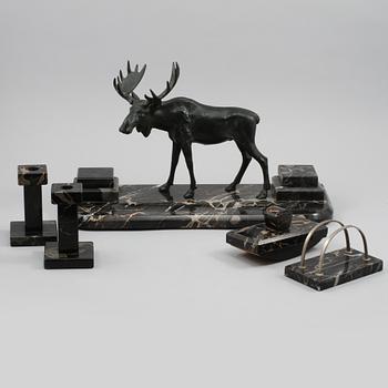 SKRIVBORDSUPPSATS, 5 delar, sten och patinerad metall, 1900-talets första hälft.