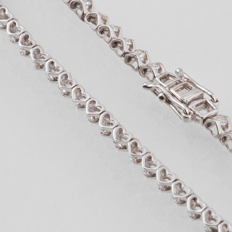 ARMBAND, 18K vitguld med 51 briljantslipade diamanter, ca 0.91 ct. Vikt 4,8 gram.