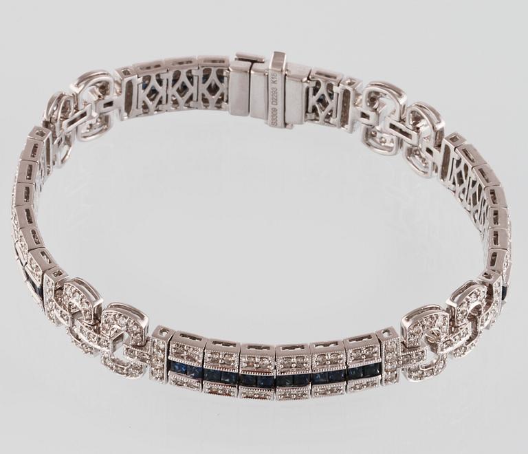 ARMBAND, 18K vitguld med 238 briljantslipade diamanter 2.29 ct och 49 fasettslipade blå safirer 3.31 ct. Vikt 30, 7 g.