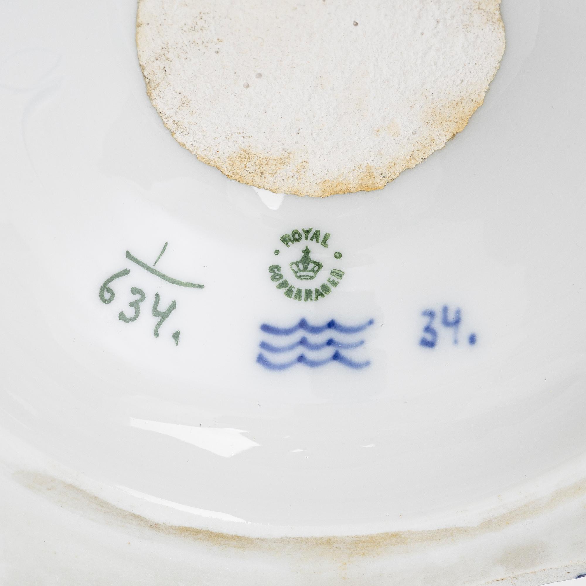 Royal Copenhagen, Skålfat på fot och vas, porslin, "Musselmalet halvblond" resp "Musselmalet helblond", modell 634 och 1043, 1889-1922.