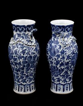 VASER, ett par, porslin, Kina troligen 1800-tal.