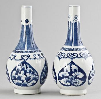 VASER, ett par, porslin, Kina, Kangxi-stil 1800/1900-tal.