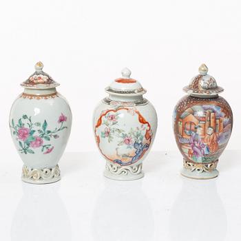 Tedosor, tre stycken, samt senapsburk med lock, porslin. Qing dynastin, Qianlong (1736-95).