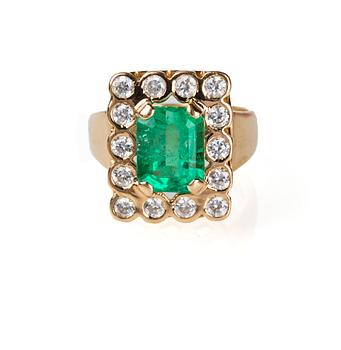 RING, 18K guld med trappslipad smaragd ca 3.00 ct samt vita safirer. Tore Pettersson, Gävle, 2001.