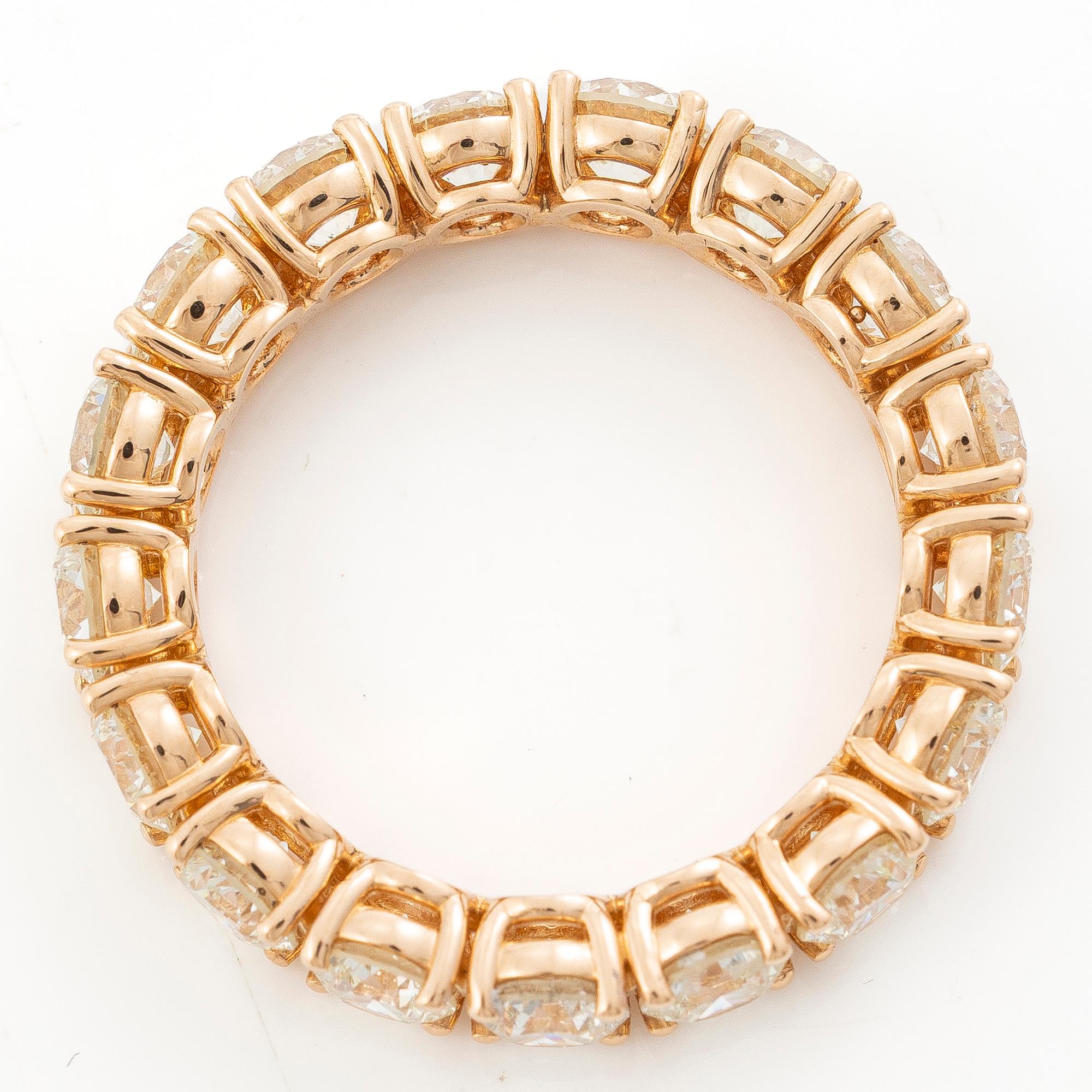 Full eternity ring in 18K rose gold set with brilliant-cut diamonds.