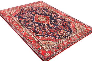A Hamadan carpet, a. 320 x 217 cm.