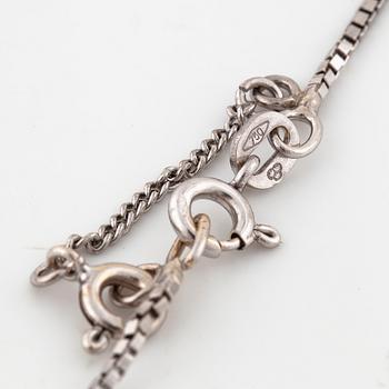 A brilliant cut diamond pendant.