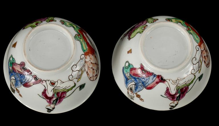 KOPPAR med FAT, ett par, porslin. Qing dynastin, Qianlong (1736-95).