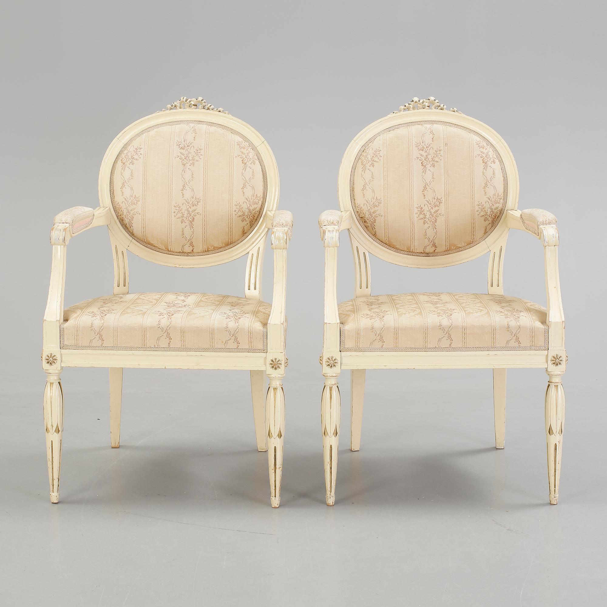 KARMSTOLAR, ett par, gustaviansk stil, omkr år 1900.