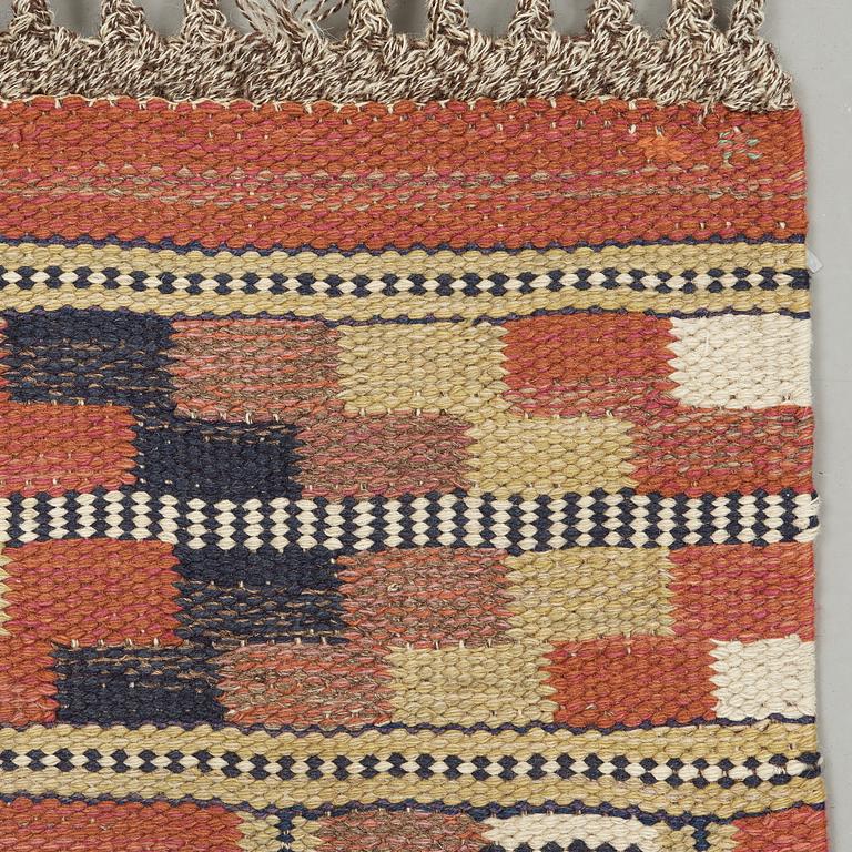 MÄRTA MÅÅS-FJETTERSTRÖM, carpet, flat weave, "Röda åttan", 192 x 146 cm, signed AB MMF.