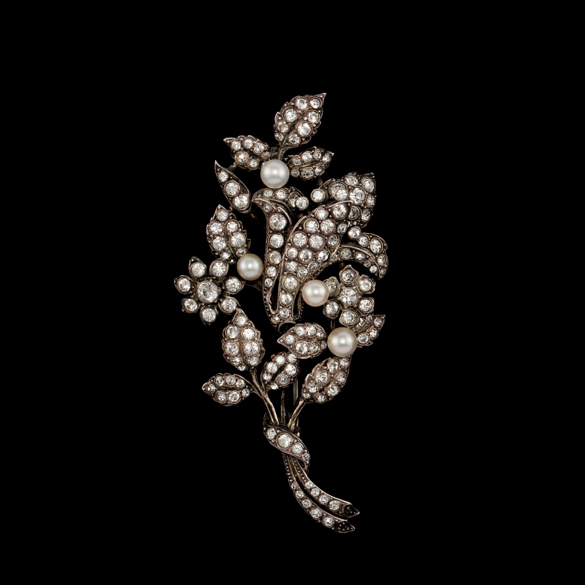 BROSCH, sterlingsilver med 4 odlade pärlor samt fasettslipade glasstenar, importstämplad. Vikt 21 g.