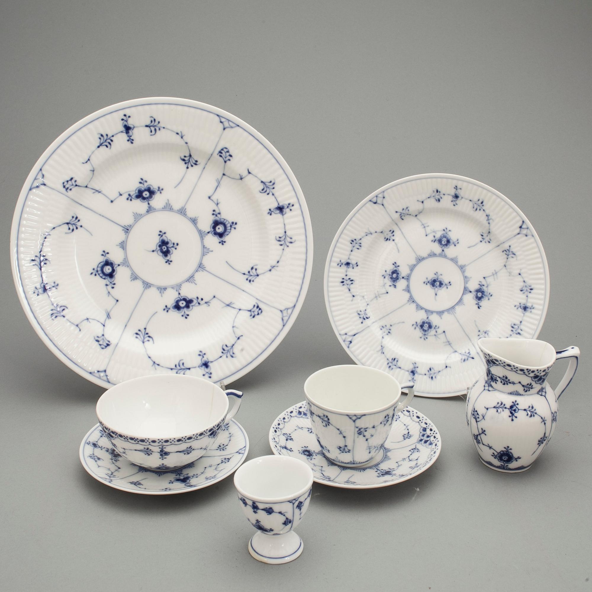 SERVISDELAR, ca 90 delar, porslin, "Musselmalet", Royal Copenhagen.