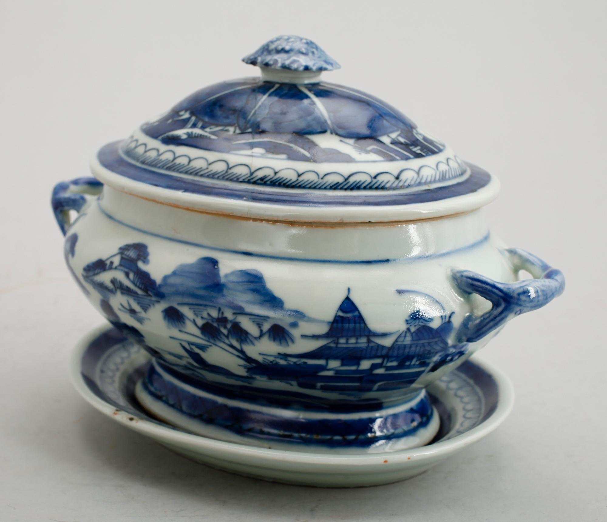 TERRIN MED LOCK OCH FAT, porslin, Kina, 1800-/1900-tal.